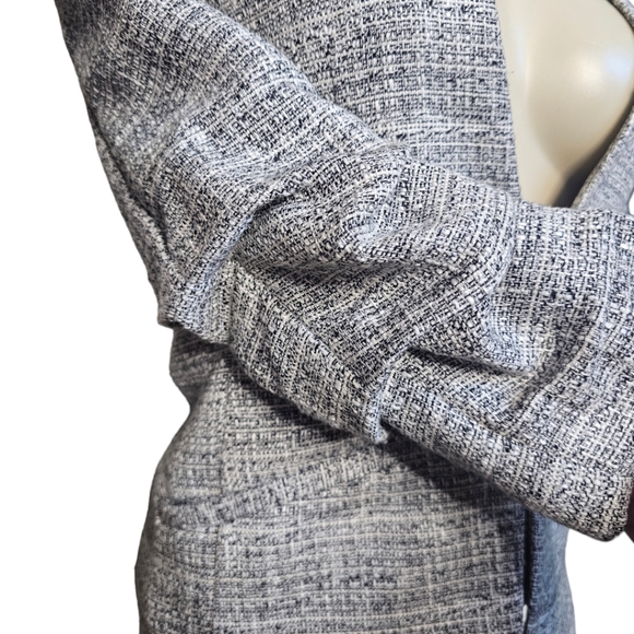 H&M 3/4 cute sleeve single front closure blazer jacket. 0 - Picture 2 of 5